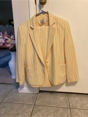 Women’s Cream Pinstripe Two-Piece Suit Jacket & Wide-Leg Pants 12 petite